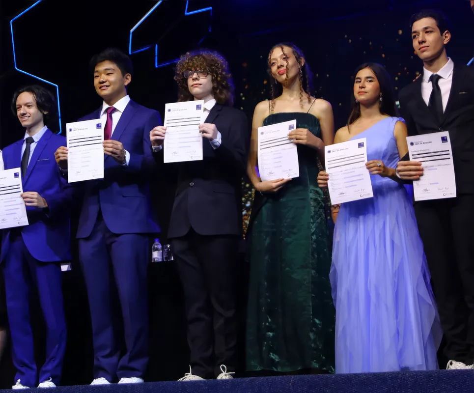Formandos Eduardo Francisco Santos Fachinelli, Theo Watarai, Matheus Zenatti Miazzo, Isabelly Liner, Gabriela Mortari Gerardi e Enrico Santos Correa