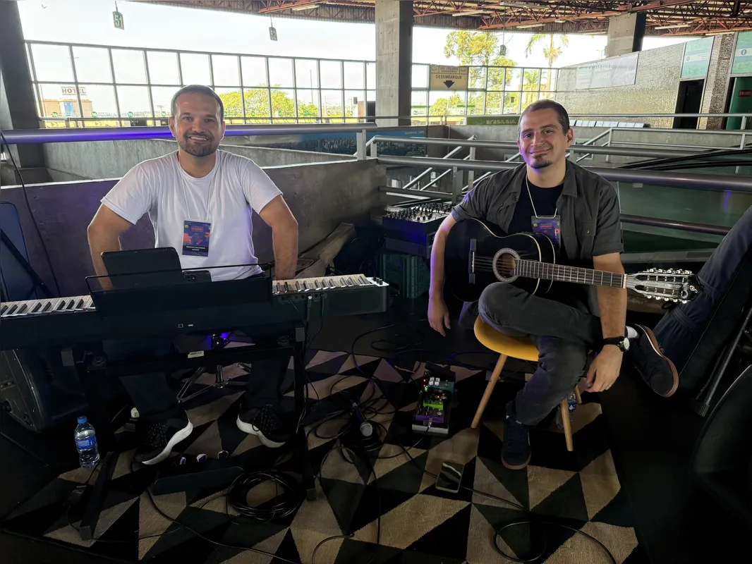 Rodrigo Figueiredo toca o piano elétrico, enquanto Leopoldo Nantes domina o violão