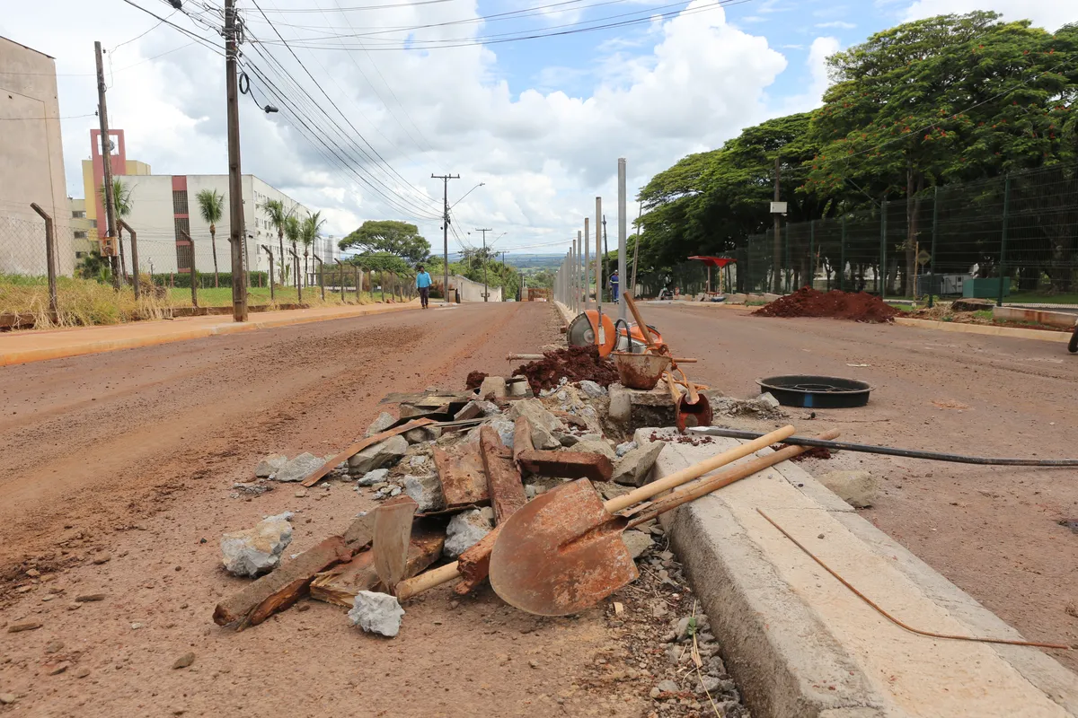 Ferramentas e itens estruturais utilizados pelos servidores seguem no trecho em obras