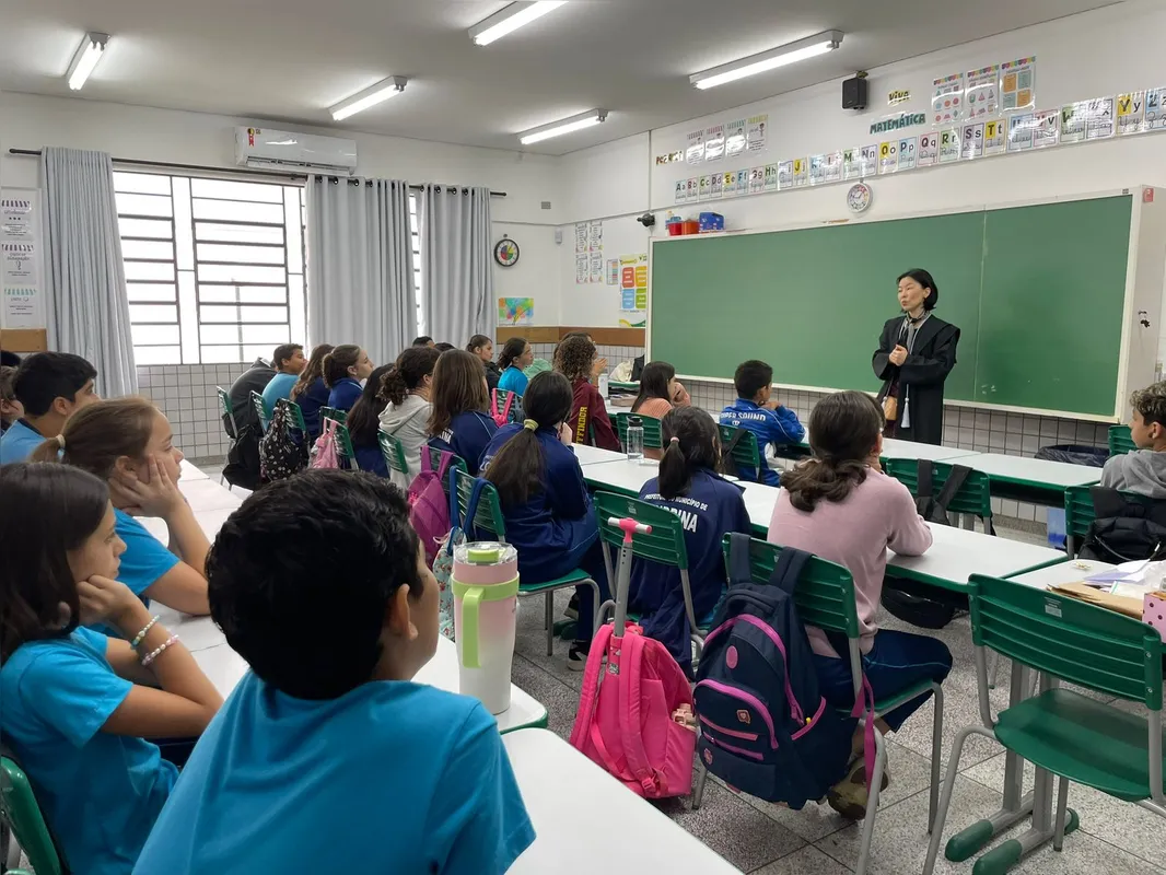 A Dra. Fabiana Matie, juíza, conversou com os alunos da Escola Municipal Joaquim Pereira Mendes sobre direitos e responsabilidades no ambiente digital