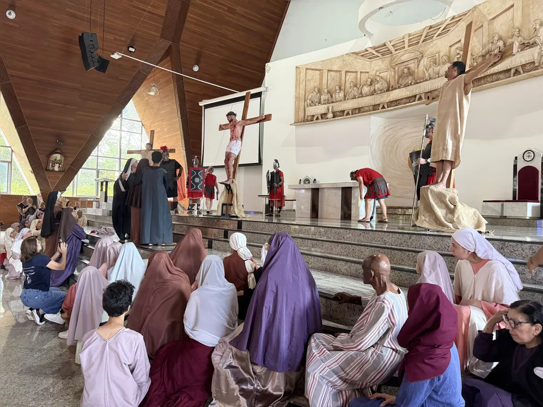 Atores encenaram a crucificação de Jesus Cristo no Calvário