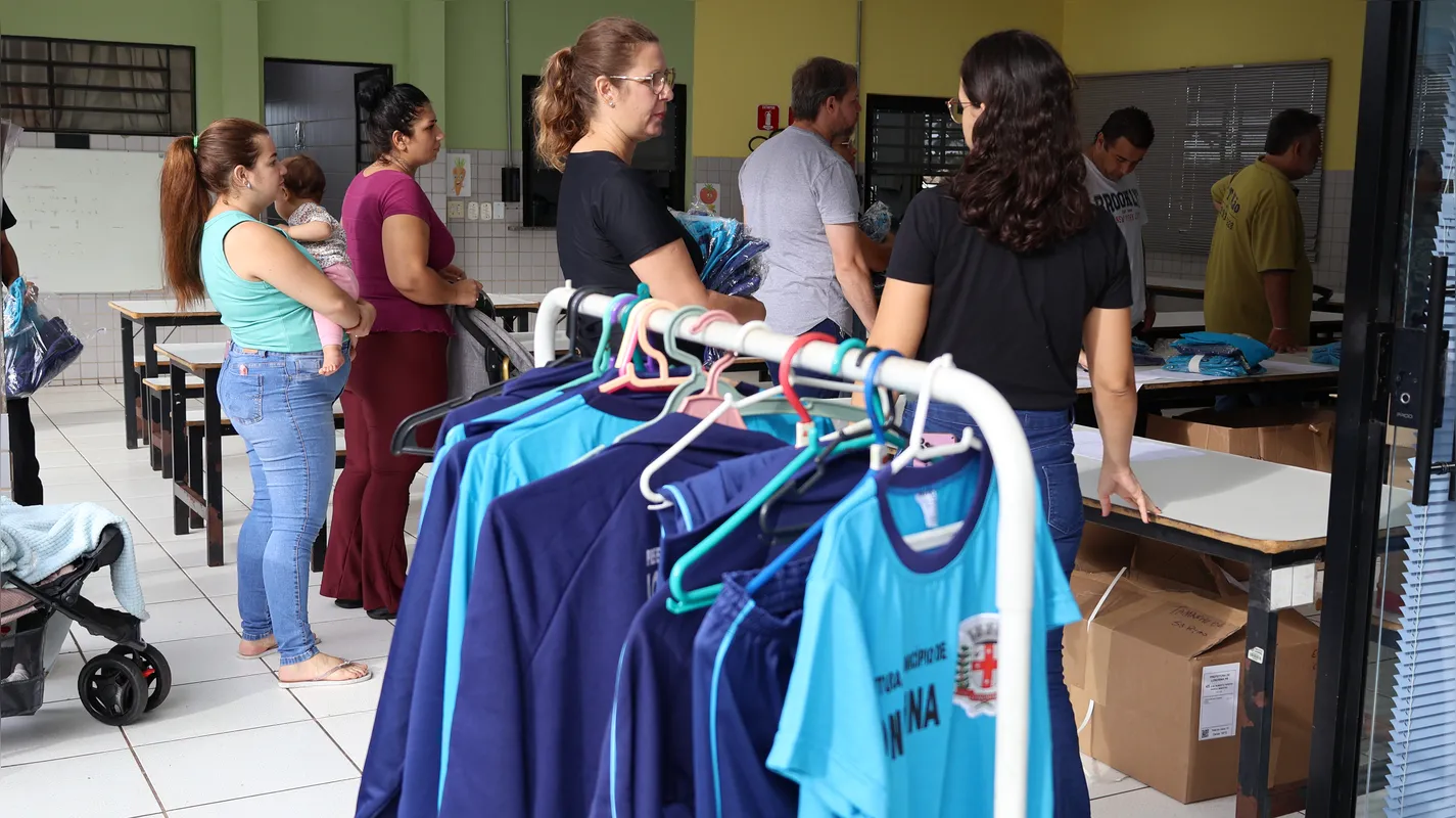 Entre as atividades do início do ano letivo, foi feita a entrega dos uniformes em Londrina