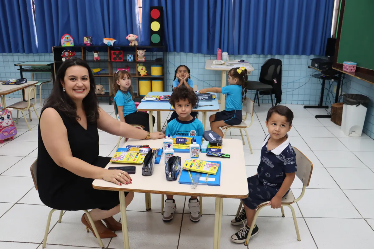 A secretária de Educação de Londrina, Thatiane Verni Lopes de Araujo, fez a abertura do ano escolar na E.M. Maestro Roberto Pereira Panico, que ela dirigiu por oito anos