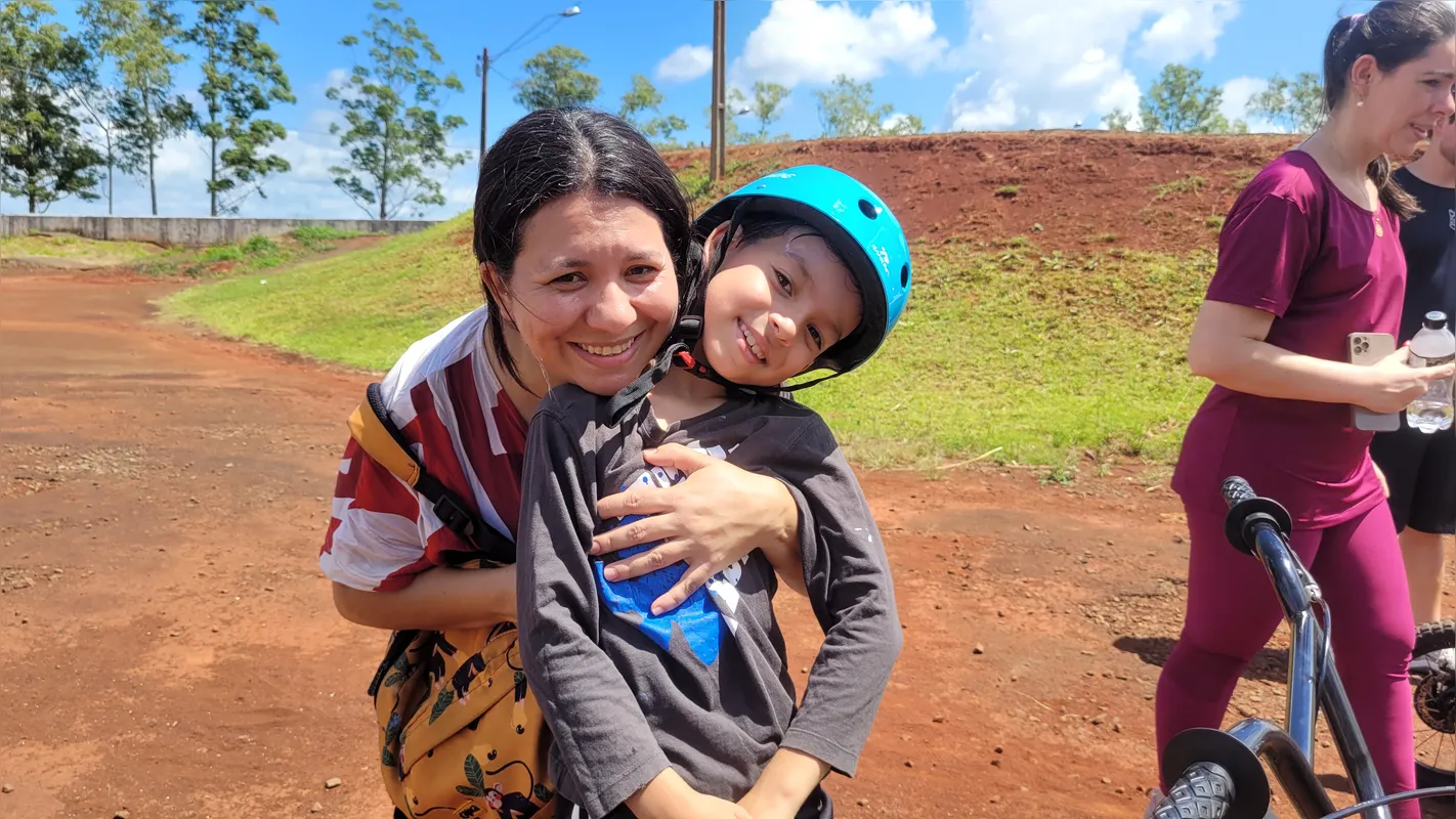 Amanda Pereira acompanha pela primeira vez o filho Benício Pereira em suas aulas