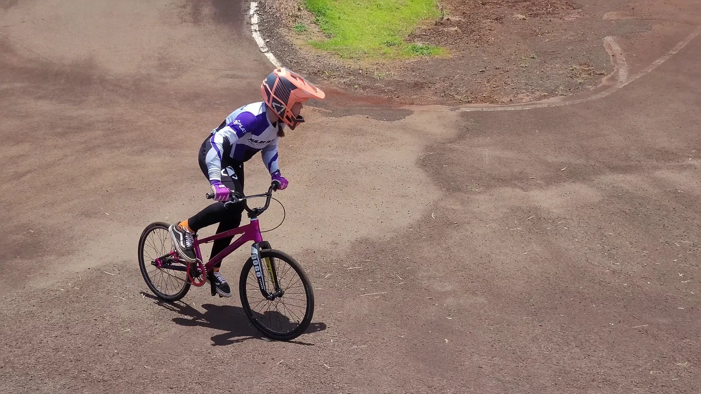 Atleta Sofia Kalocsay demonstra o exercício aos novatos