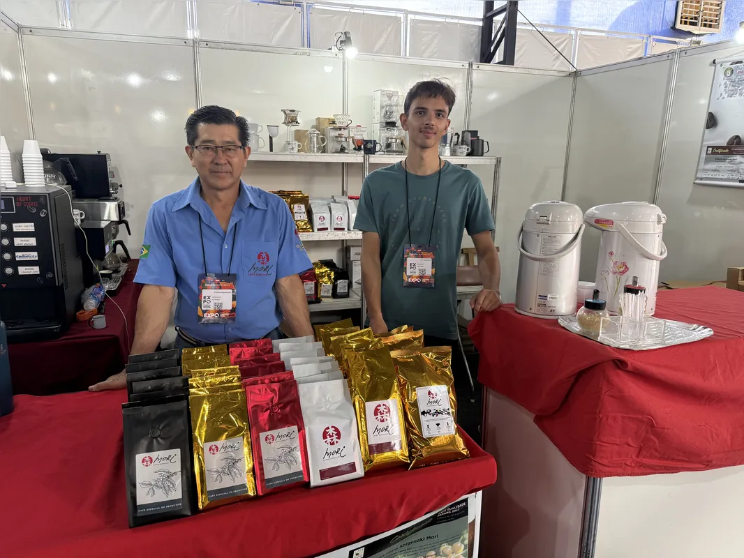 Evilasio Mori e Eric oferecem os cafés especiais a quem quiser provar
