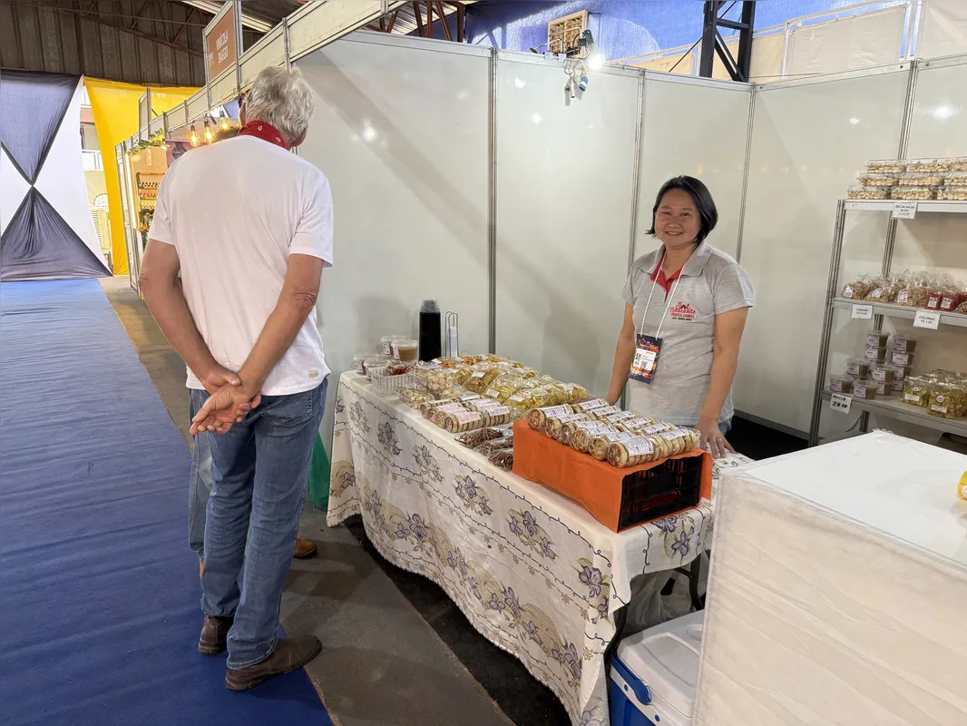 Neuza Iwase produz doces e bolachas japonesas em sua indústria rolandense