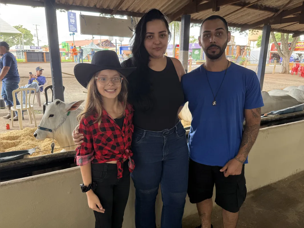Lívia, Leandra e Wellington: passeio pelos pavilhões de bovinos