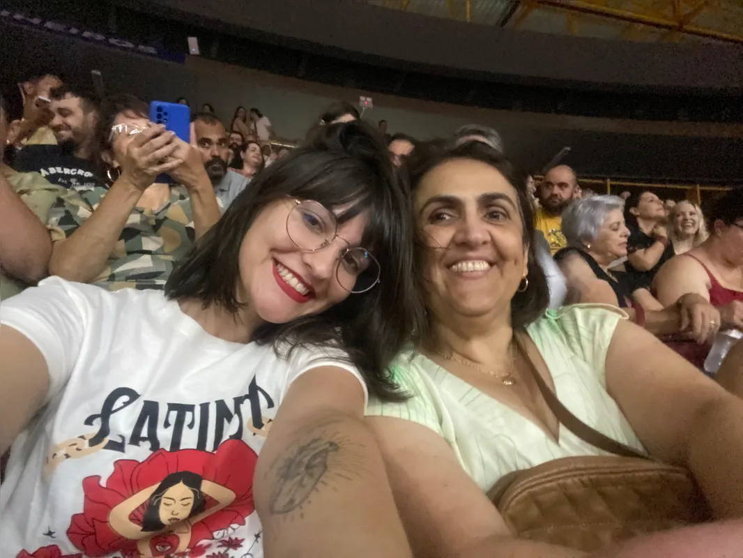 Ana Clara dos Reis Tomaelli, 28 anos, com a mãe Irene Aparecida, 58,  no show de Ney Matogrosso em Londrina em 2024: um artista  que conecta gerações