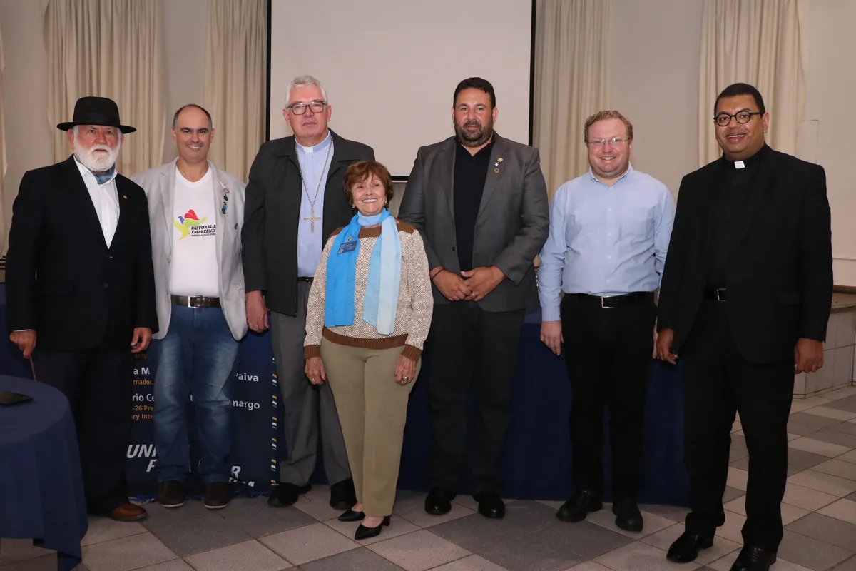 Otávio Frederico Scandelae, o presidente do RCL SUL Silvio Dicezar Costa, Dom Geremias Steinmetz, Ercilia Franco Santos, André Barioto, Padre Rodolfo e Padre Dirceu Junior Reis