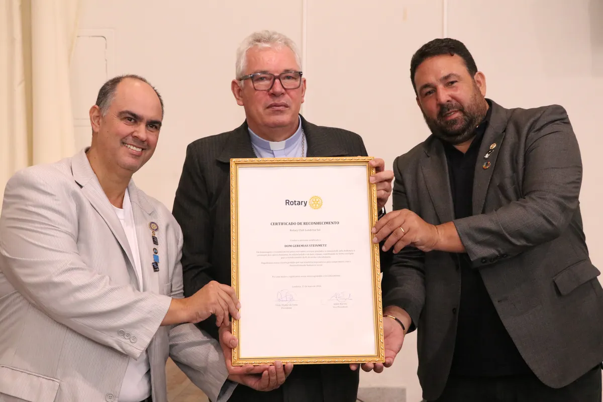 O presidente do clube, Silvio Dicezar Costa, e o futuro presidente André Barioto entregam homenagem para o Arcebispo Dom Geremias