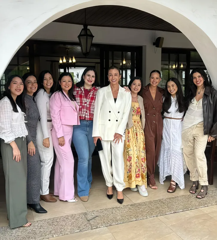 Durante a comemoração, as presenças de Patrícia, Rafaela, Grazzi Rafaela, Daniela, a elegante anfitriã Thaisa Gregori, Melissa, Alissa e Ana Carolina, da Cake by Mili, que fez o bolo delicioso de abacaxi com creme para a amiga aniversariante