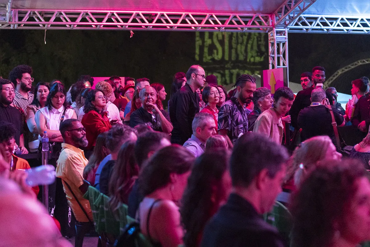 Cerca de 3 mil convidados participaram da abertura do 34º Festival de Curitiba na Pedreira Paulo Leminski