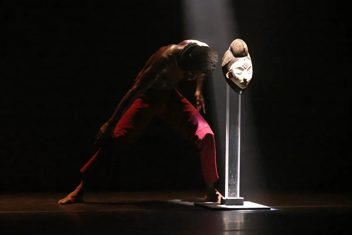 Edivaldo Ernesto não dança apenas com o corpo: ele dança com a história, com a urgência e com o espírito