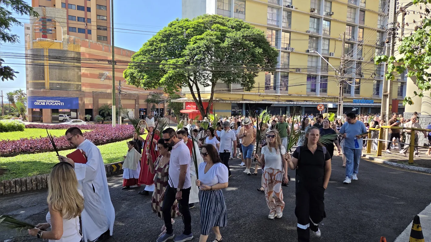 Imagem ilustrativa da imagem Fiéis celebram o Domingo de Ramos na Catedral de Londrina