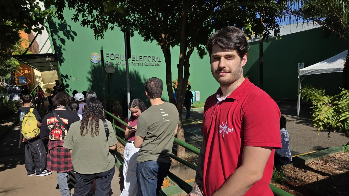 Murilo encarou a fila para trocar seu domicílio eleitoral