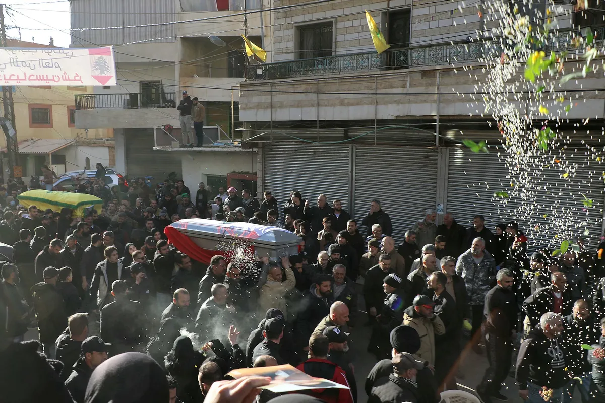 Pessoas em luto carregam os corpos das vítimas mortas no início da semana durante uma operação israelense na vila de Nabi Sheet, no leste do Vale do Bekaa, no Líbano