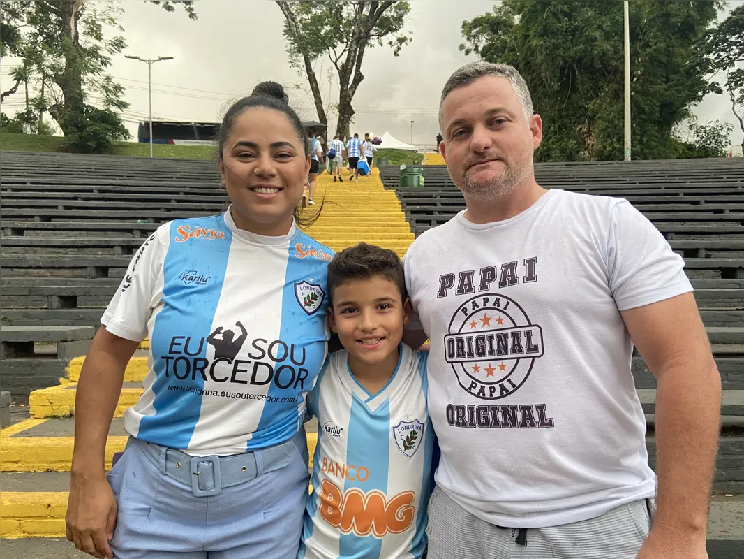 Bruna e Bruno com o filho Breno após a derrota do Tubarão: "falhas custaram a vitória", disse o pai