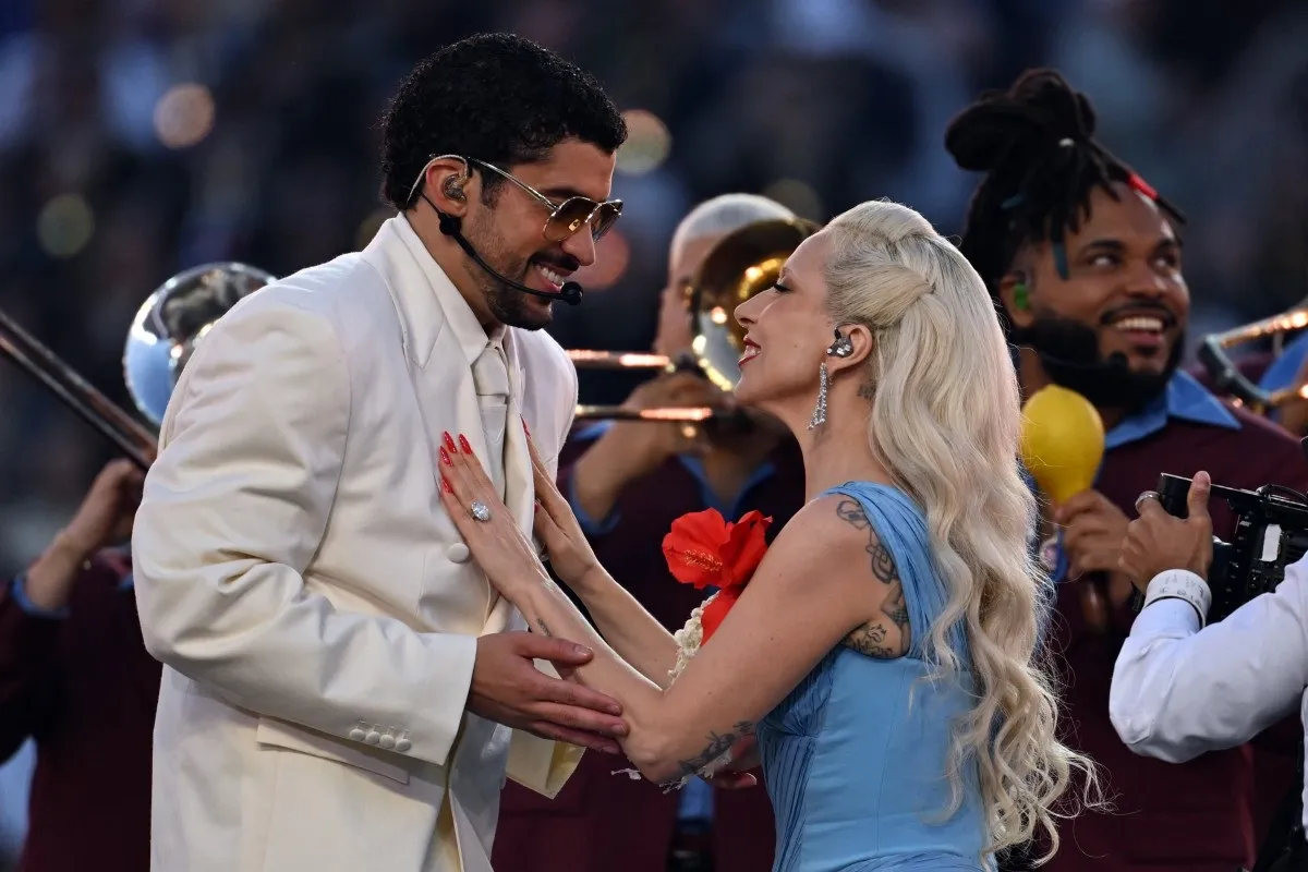 Imagem ilustrativa da imagem Final do Super Bowl com Bad Bunny vira festa pró-imigrantes