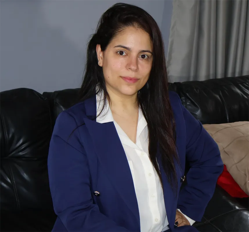 Le Savoldi, educadora e escritora: "Existem ferramentas de controle parental, limites de tempo e filtros de conteúdo, mas nada substitui a presença dos pais ensinando responsabilidade digital"