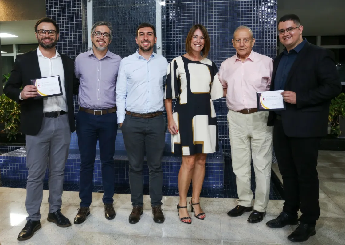 Médicos e residentes da Neurologia: Fabio Goncalves, dr Marcelo Simplicio, dr Lucas Bertoldi, a superintendente Ana Paula Cantelmo Luz, dr Damacio Ramon Kaimen e Felipe Semensati.