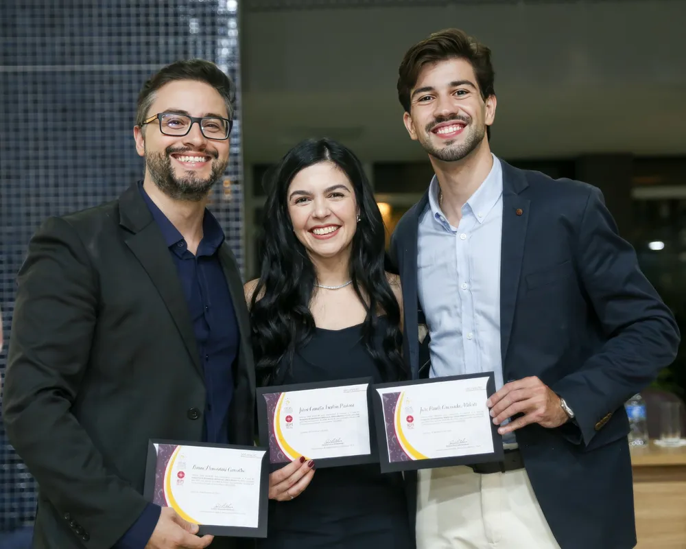 Formandos da Residência Médica: Bruno Demartini, Jeissi Furlan Pasiani (oradora) e João Paulo Aliberti