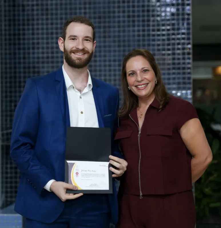 Formando da Fisioterapia Juliano Soares com Renata Perucelo Romero -coordenadora do Instituto de Ensino, Pesquisa e Inovação da ISCAL