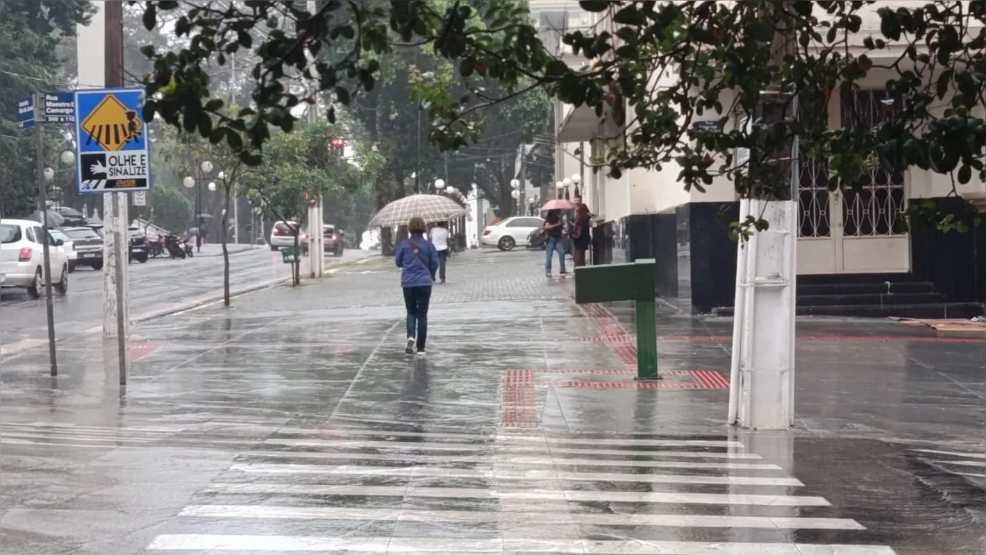 Imagem ilustrativa da imagem Frente fria traz chuva forte e derruba temperatura no Norte do PR