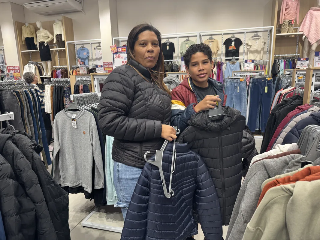 Jéssica Costa com um dos filhos: "Semana passada estava calor e agora esse frio do nada"