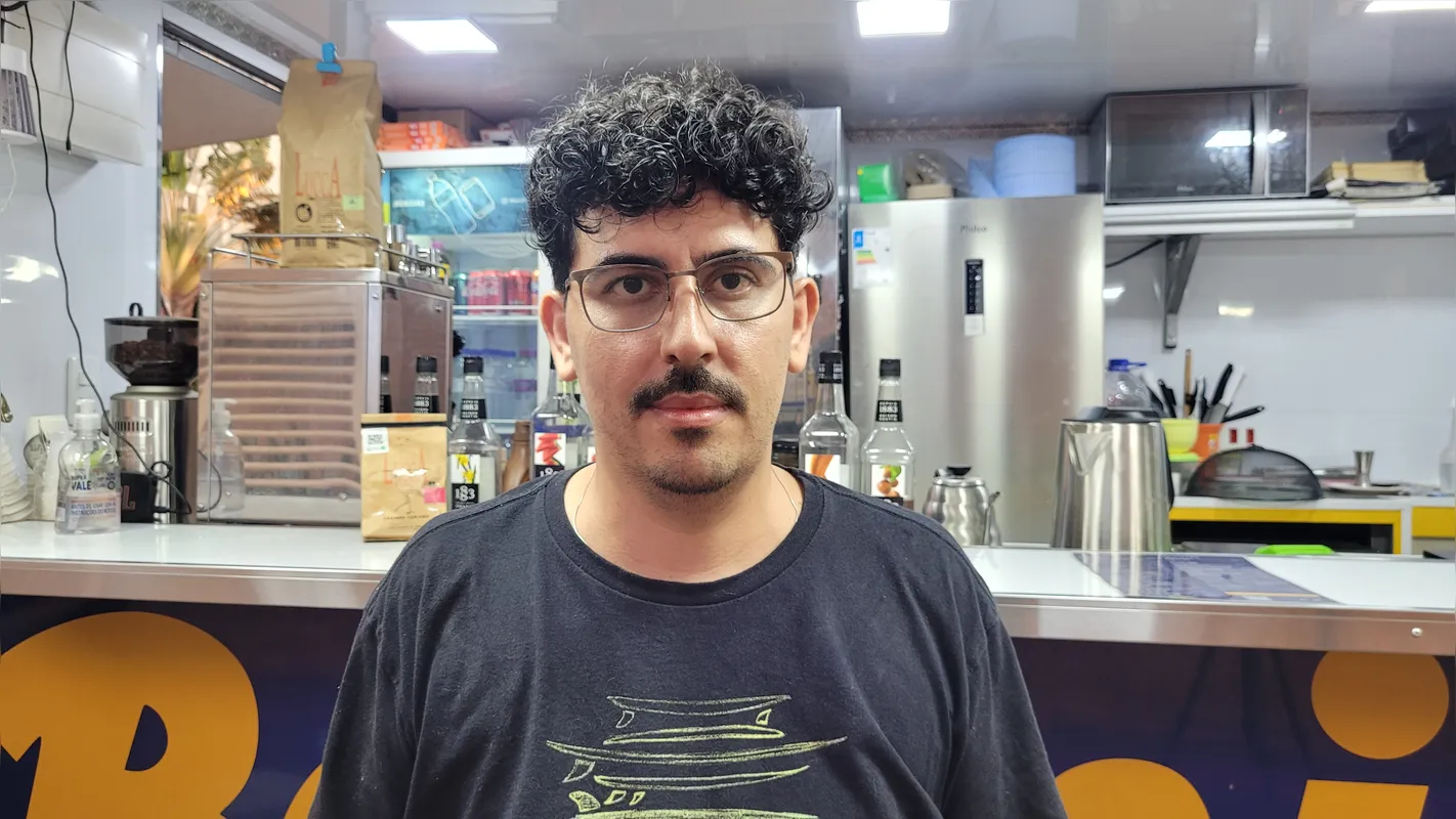 Marcos José dos Reis Filho faz sucesso com sua cafeteria na região da Gleba Palhano: "Muitos [clientes] já são amigos".