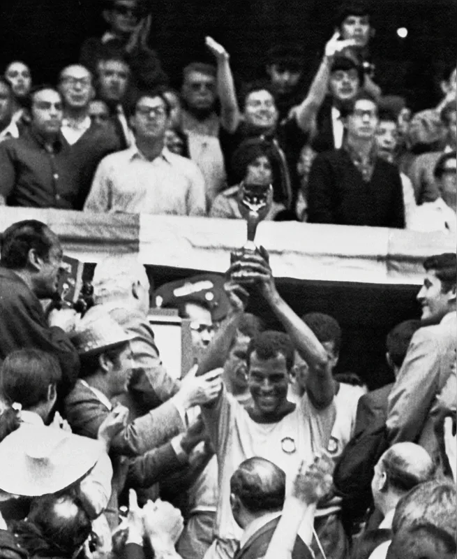 O capitão Carlos Alberto Torres imortalizou o gesto de levantar e beijar a Taça Jules Rimet pelo título do Mundial de 1970