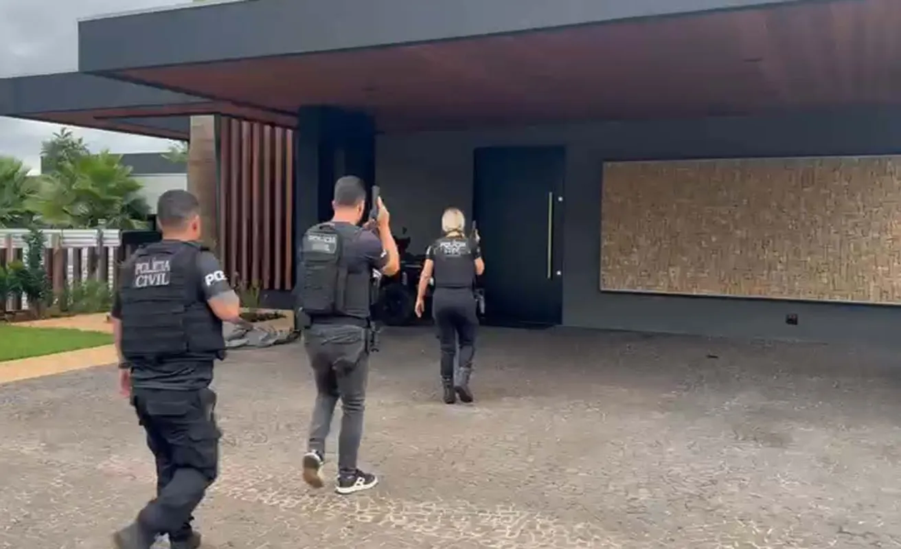 Polícia cumpriu mandados de busca e apreensão em endereços físicos e comerciais, incluindo imóveis de luxo em condomínios da região