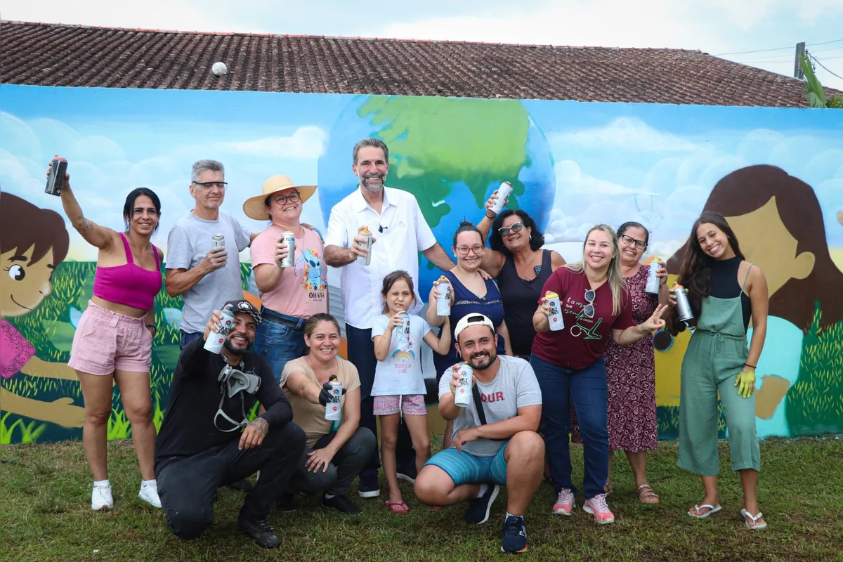 Primeira oficina ocorreu na fachada de uma escola pública em Paranaguá; pintura teve a participação da comunidade local e do diretor-geral brasileiro da Itaipu, Enio Verri