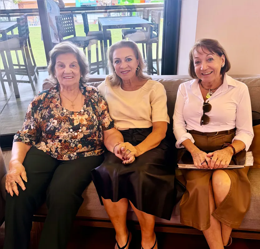 Jandira Daher com a filha Bárbara e Silvia Pavan
