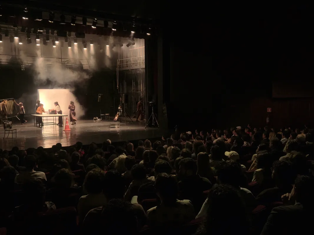 Espetáculo "(Um) Ensaio Sobre a Cegueira", com o grupo Galpão,  lotou o Guairinha em sua primeira noite de apresentação