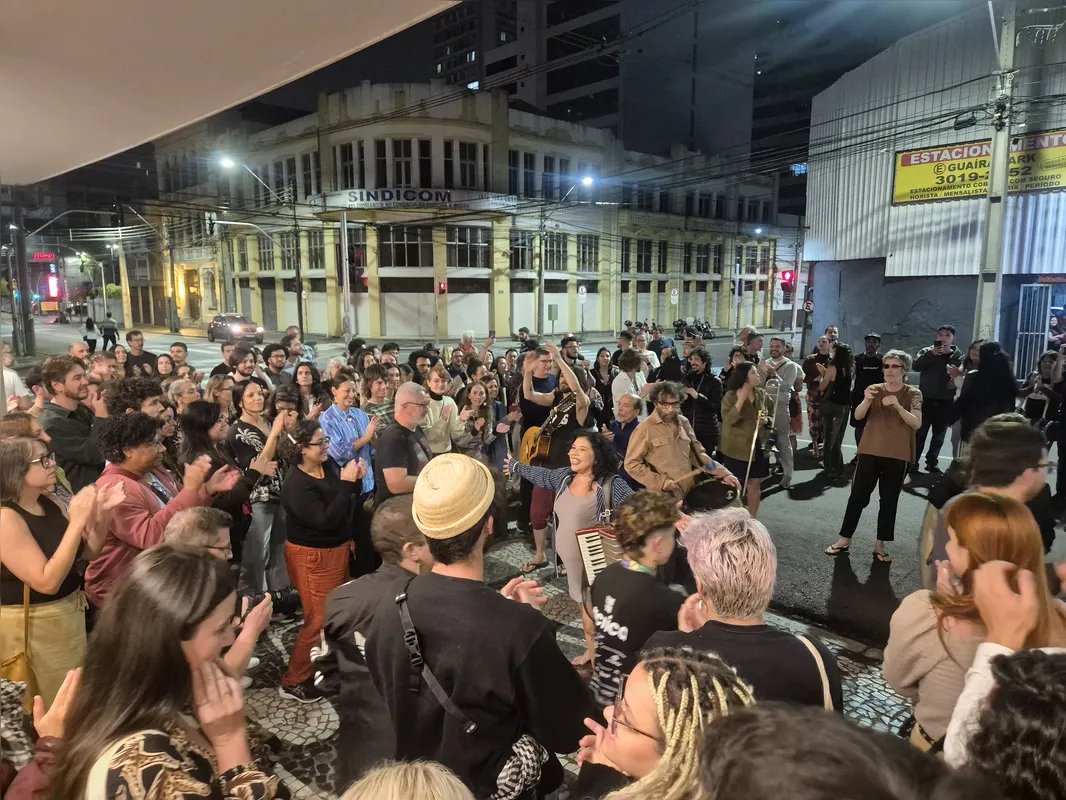 Elenco do Grupo Galpão  festejou com o público na rua, após a apresentação do espetáculo