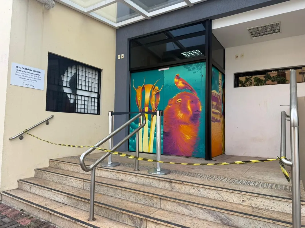 Entrada do SESC Cadeião após o ocorrido, com a nova ''porta''