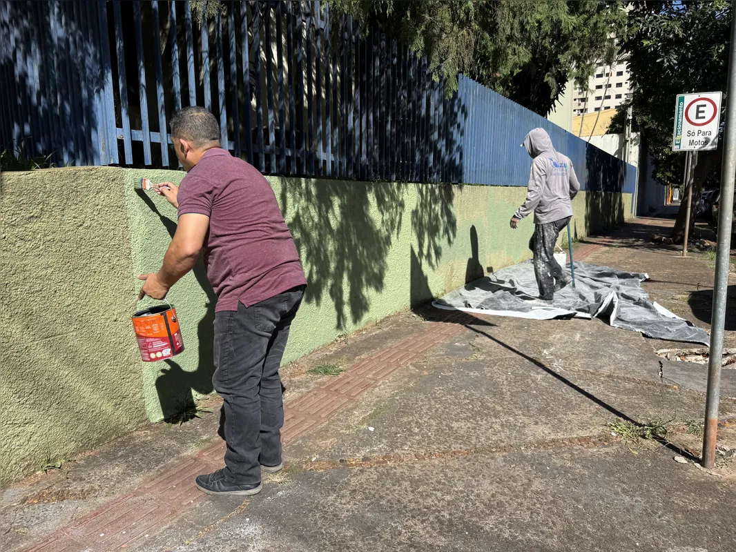 Parede que fica na Rua Belo Horizonte também foi pichada com xingamento a pastor