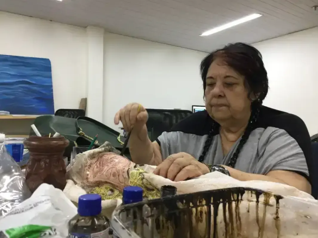 A carnavalesca Rosa Magalhães no barracão da Portela em 2018