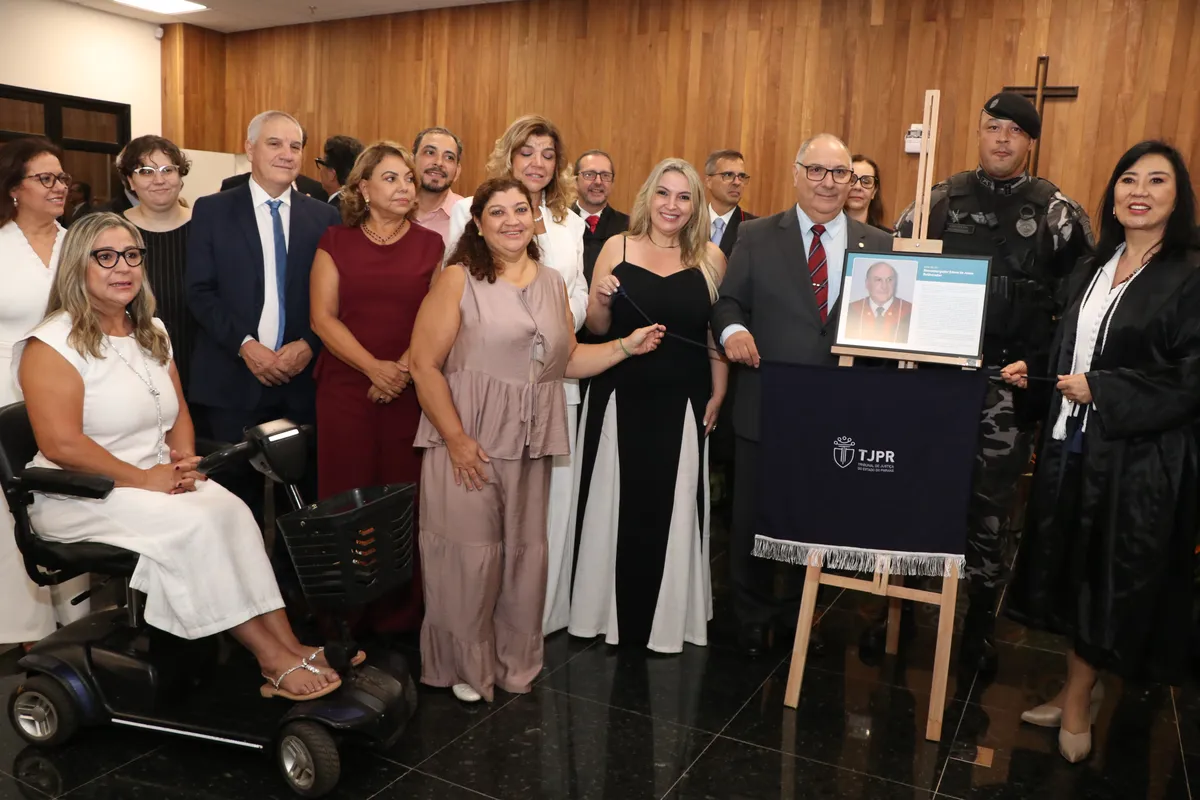 Familiares do Desembargador Edson de Jesus Deliberador, que denomina o plenário do Tribunal do Júri, recebem homenagem da Desembargadora Lídia Maejima