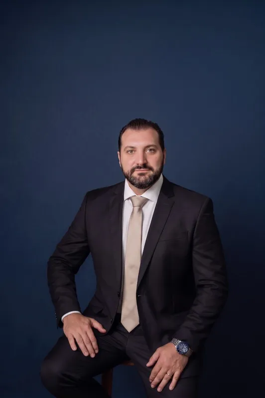 O neurocirurgião Carlos Zicarelli explica que o Excelsius é indicado, especialmente, para cirurgias da coluna vertebral