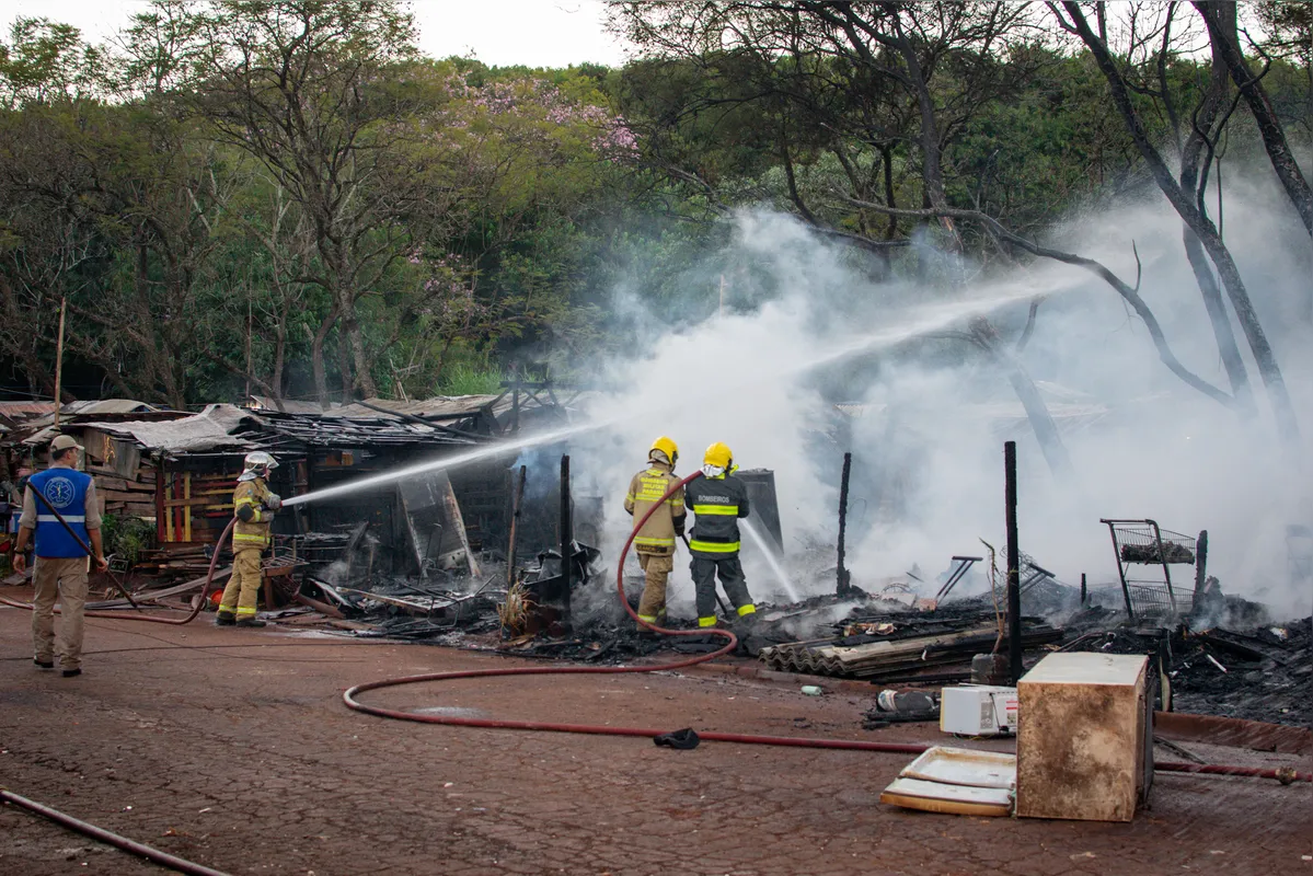 Imagem ilustrativa da imagem Incêndio destrói barracos em ocupação indígena em Londrina