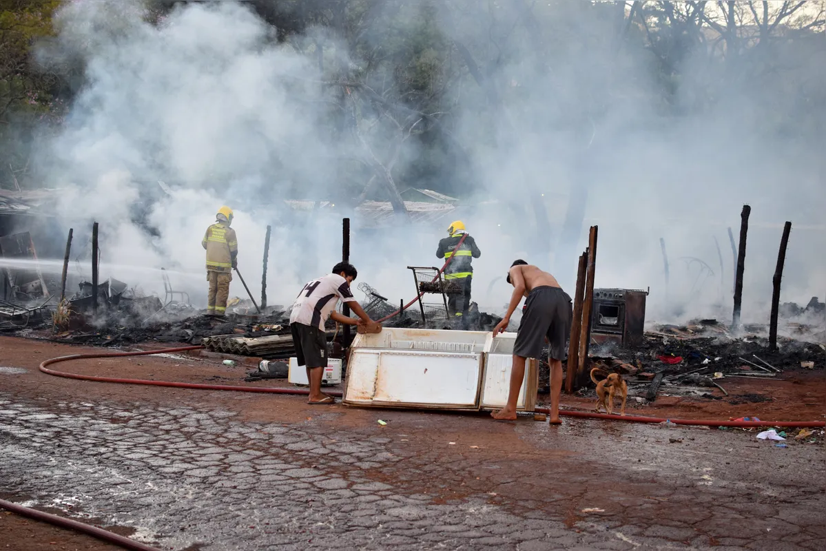 Imagem ilustrativa da imagem Incêndio destrói barracos em ocupação indígena em Londrina