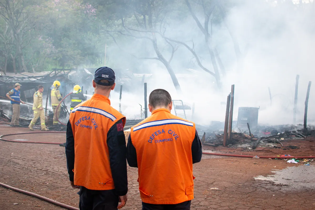 Imagem ilustrativa da imagem Incêndio destrói barracos em ocupação indígena em Londrina