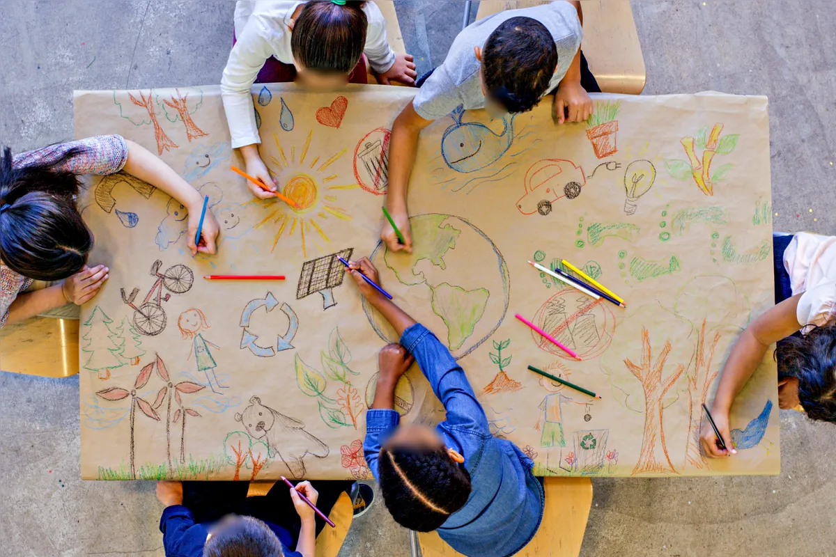 A iniciativa da SME reafirma o compromisso com a garantia de direitos, assegurando condições de acesso, permanência e aprendizagem aos alunos que demandam apoio especcífico