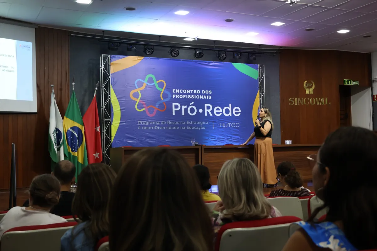 A Secretaria Municipal formalizou uma parceria com a Fundação de Apoio ao Desenvolvimento Tecnológico do Hospital da Universidade Estadual de Londrina (HUTEC), mantenedora do Pró-REDE – Programa de Resposta Estratégica à Neurodiversidade na Educação