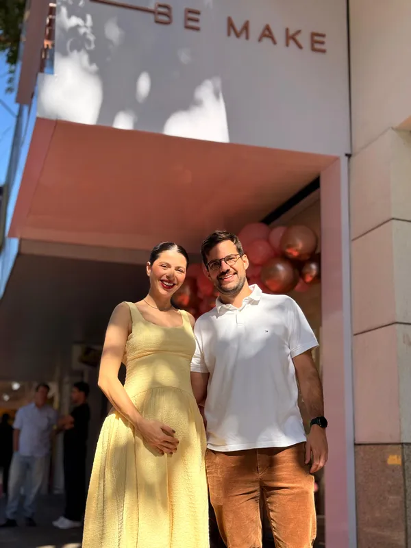 Gabriella Momesso e Bruno Medeiros, sócios-proprietários da Be Make na inauguração da primeira franquia da rede, em Maringá PR.