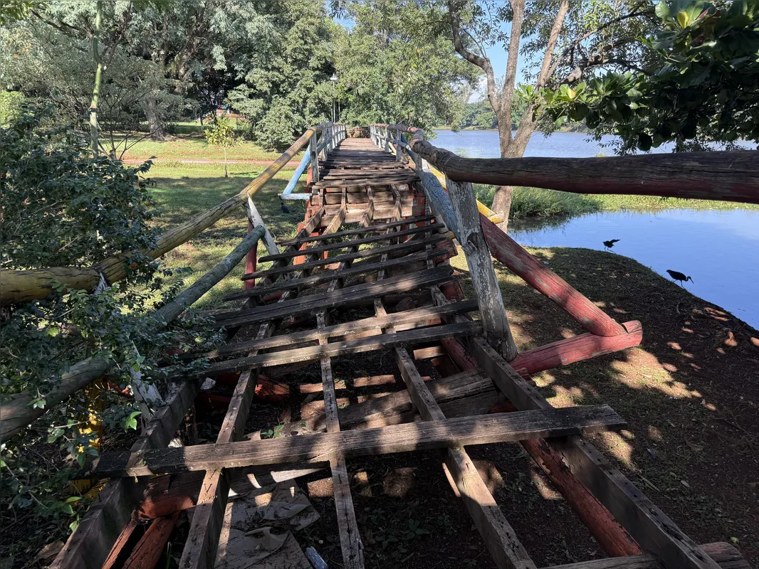 Ponte próxima ao posto da Guarda Municipal está com metade da estrutura despencando ou já no chão