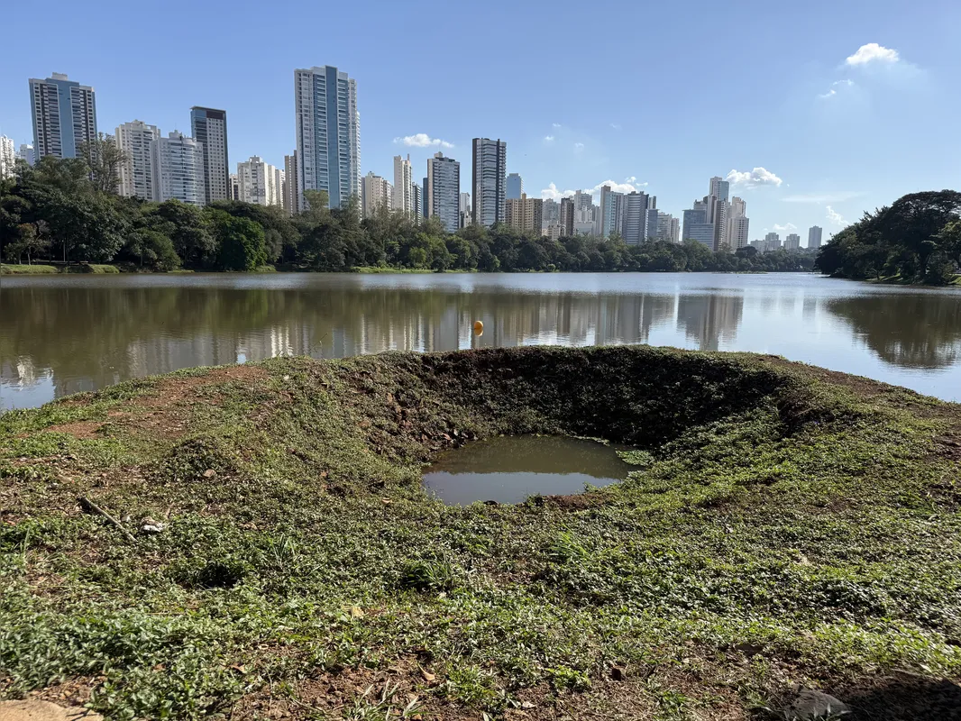Ensecadeira provisória foi construída em cima da comporta que se rompeu para manter o nível da água estável