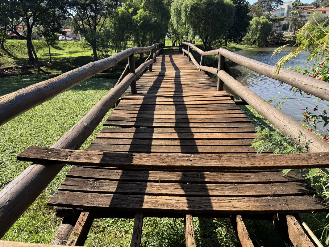 Ponte dos guarda-chuvas apresenta desníveis e fragilidade ao longo de sua estrutura